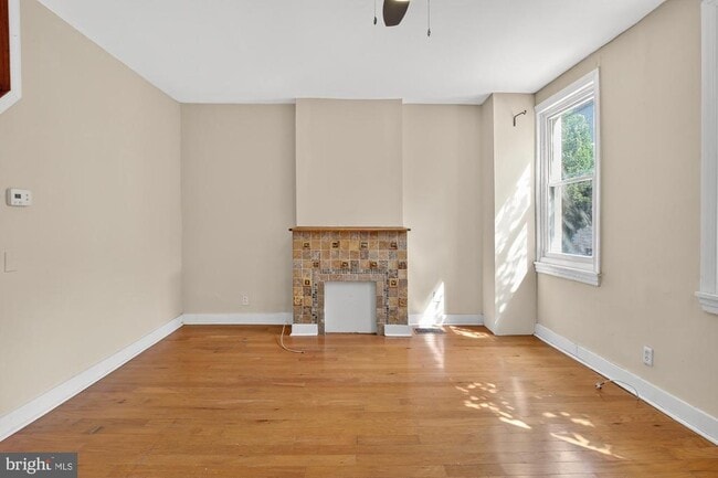 Building Photo - 2532 Collins St Rental
