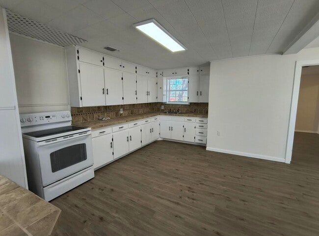 Photo - Charming and Spacious 3 bedroom, 2 bath home AVAILABLE NOW!