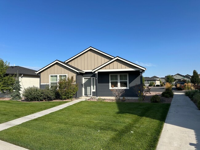 Building Photo - Single Level 2 Bedroom / 2 Bathroom House ...