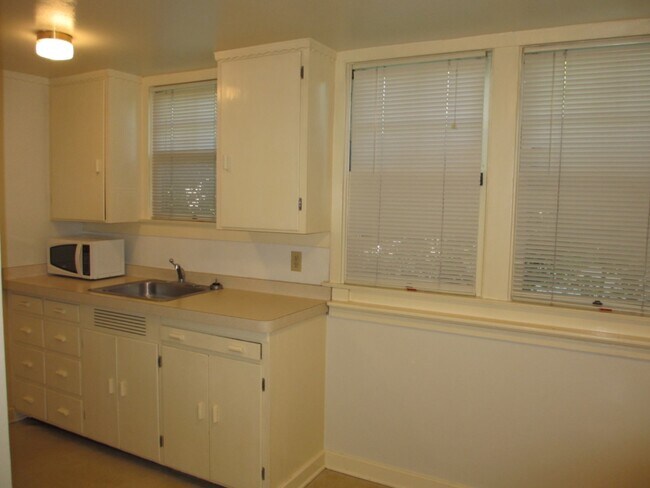 Photo - 512 W 3rd St