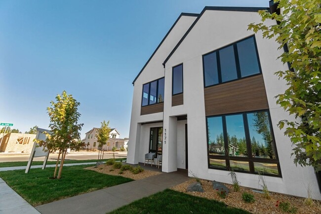 Photo - Exquisite Town home living: Bends desirabl...