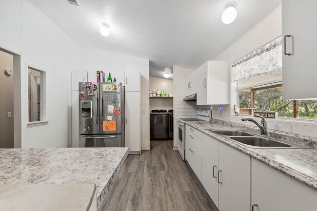 Photo - 261 S 5th St