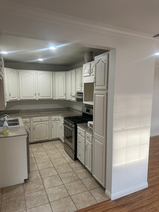 Photo - 1411 W 184th St