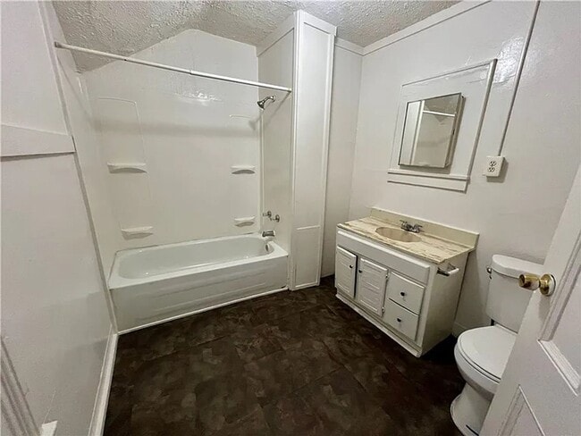 Photo - Move in Ready 4 Bedroom 1 1/2 bath house Available