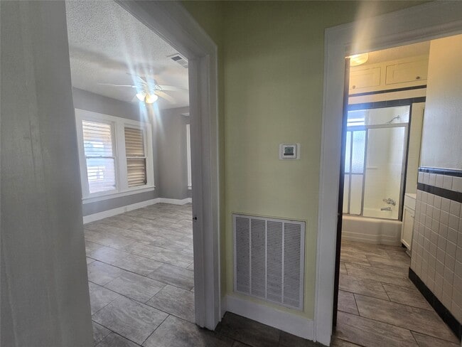 Photo - 3828 Ave S