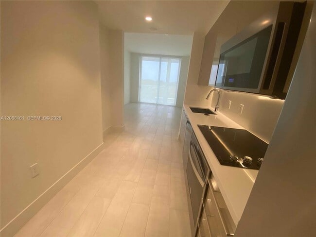 Photo - 2000 Metropica Wy Unidad 308