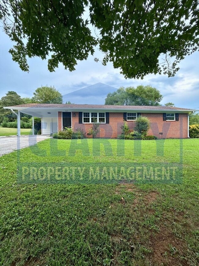 Building Photo - Updated ranch-style home in great neighbor...