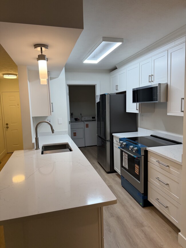 Cocina contemporánea - 120 Creekwood Dr Unidad 103