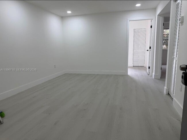 Photo - 300 W 74th Pl Unidad 217