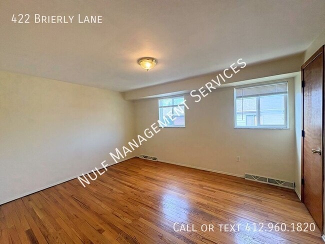 Photo - 422 Brierly Ln