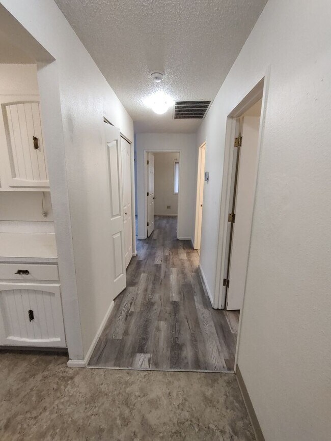 Photo - Griffith-PM-019-0060-1049-1051 Unit 1049