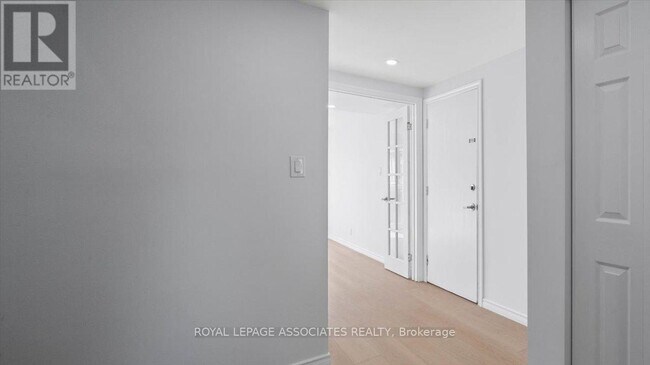 Photo - 27 Janlyn Crescent