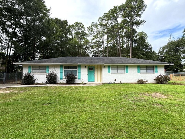 Building Photo - Available now FOR RENT in Dothan, AL!! Rental