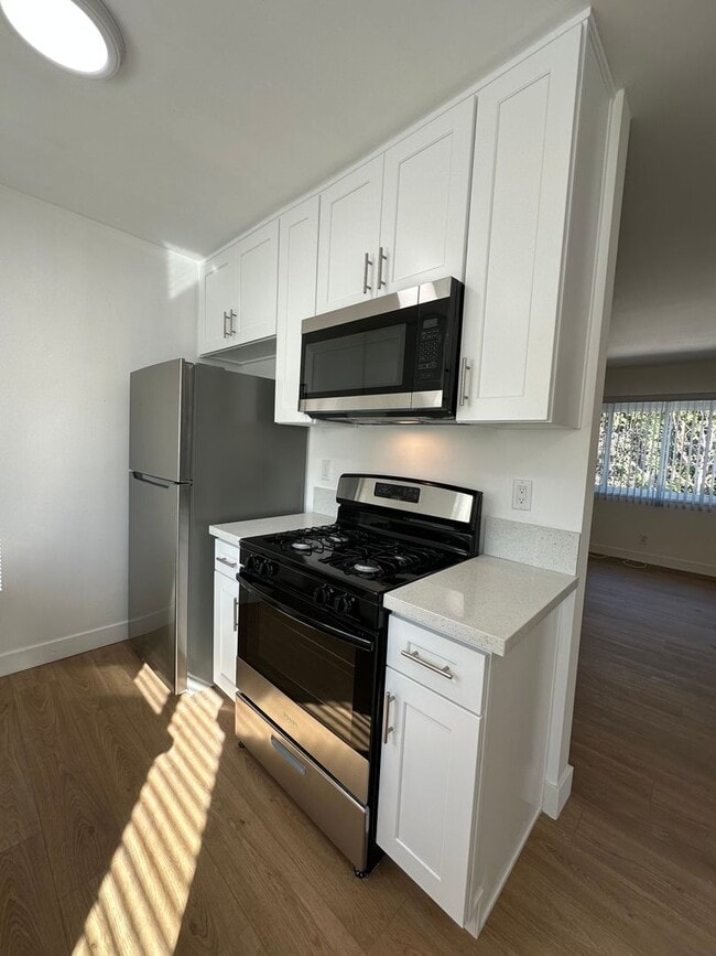Building Photo - Available soon 2 Bed 1 Bath in the Beautif... Unit E Rental