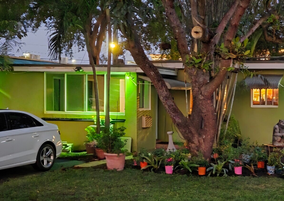 Outdoor Private Enterance - 2020 NE 4th Ave (Wilton Manors, FL)