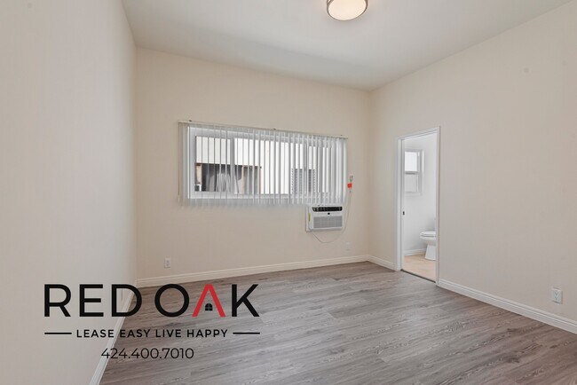 Photo - Recently Redone, Adorable Bachelor with Wa... Unit 11