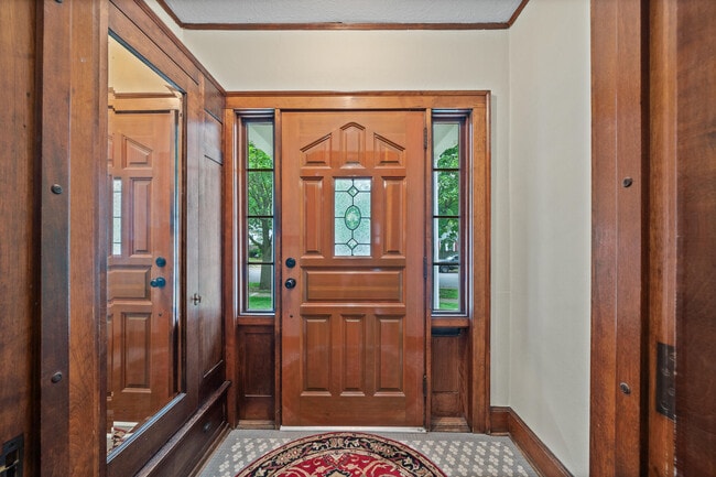 Photo - 1105 Barnes St