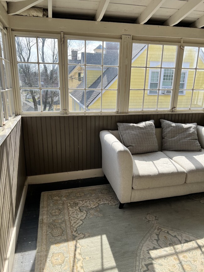 Building Photo - 136 E 9th St Unit #36