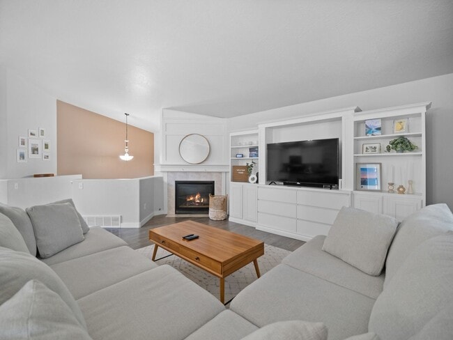 Building Photo - Bright & Comfortable 3 Bedroom Home