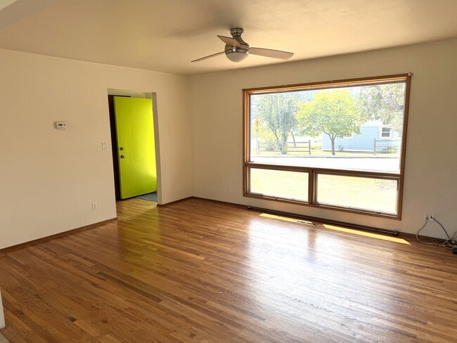 Photo - 1326 E B St