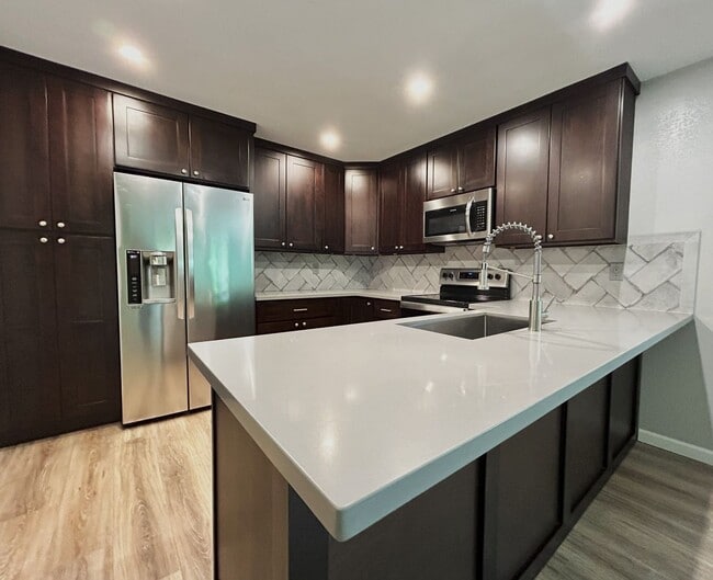 Building Photo - Cozy, Conveniently Located Large One Bedroom Condo! Unit 111