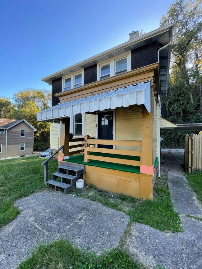 Building Photo - 3 bedroom in quiet part of Clairton Move i...