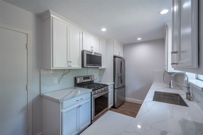 Building Photo - 3515 Lake Ridge Bend