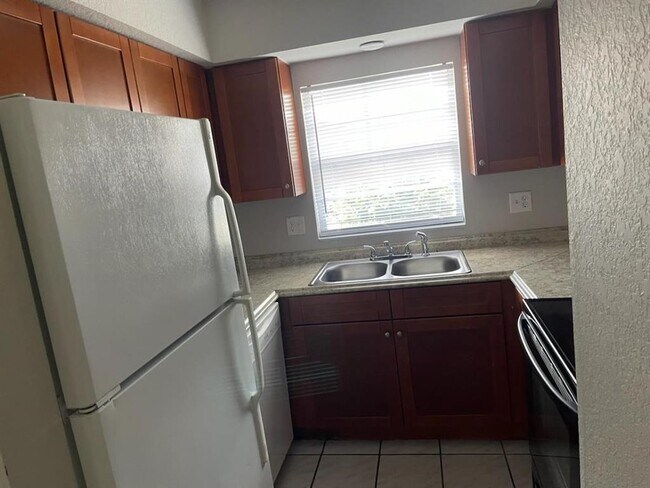 Photo - 9027 Westchester Cir Unidad A