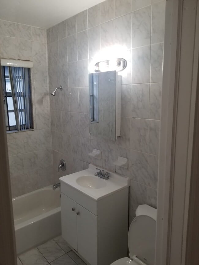 Building Photo - 7043 NW 6th Ct Unit Back