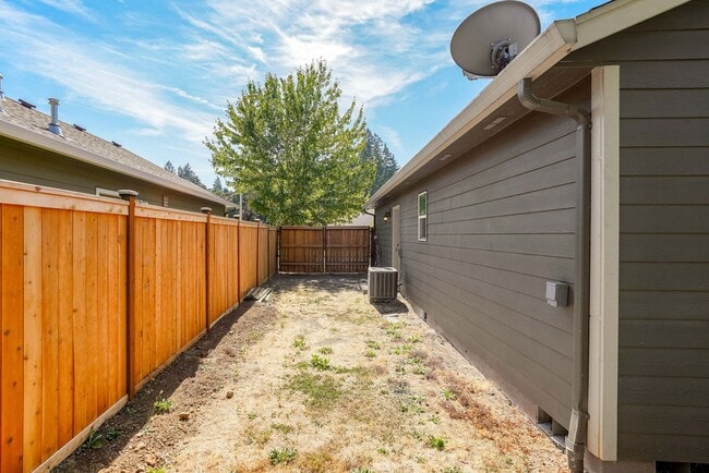 Building Photo - Well-Kept 3 bed, 2 bath home in South Salem