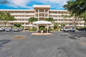 Building Photo - 3970 Oaks Clubhouse Dr Unit 302