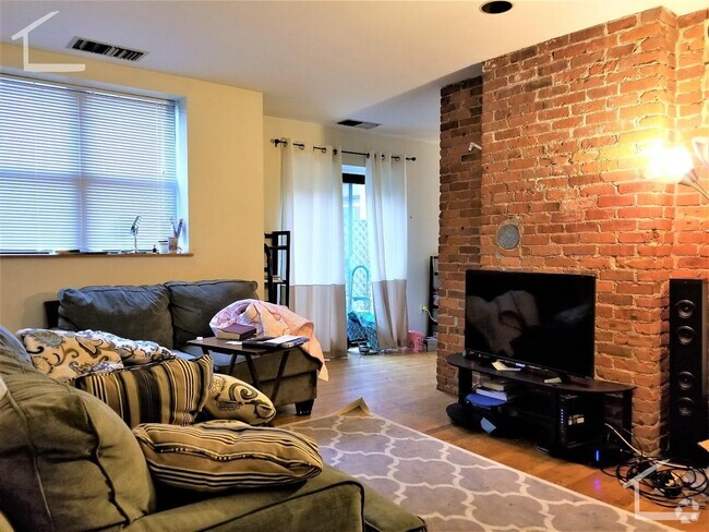 Building Photo - NEU Top Floor Condo