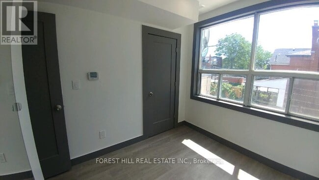 Photo - 1213 Dundas St W