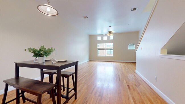 Photo - 8715 Meadowcroft Dr Unit 902