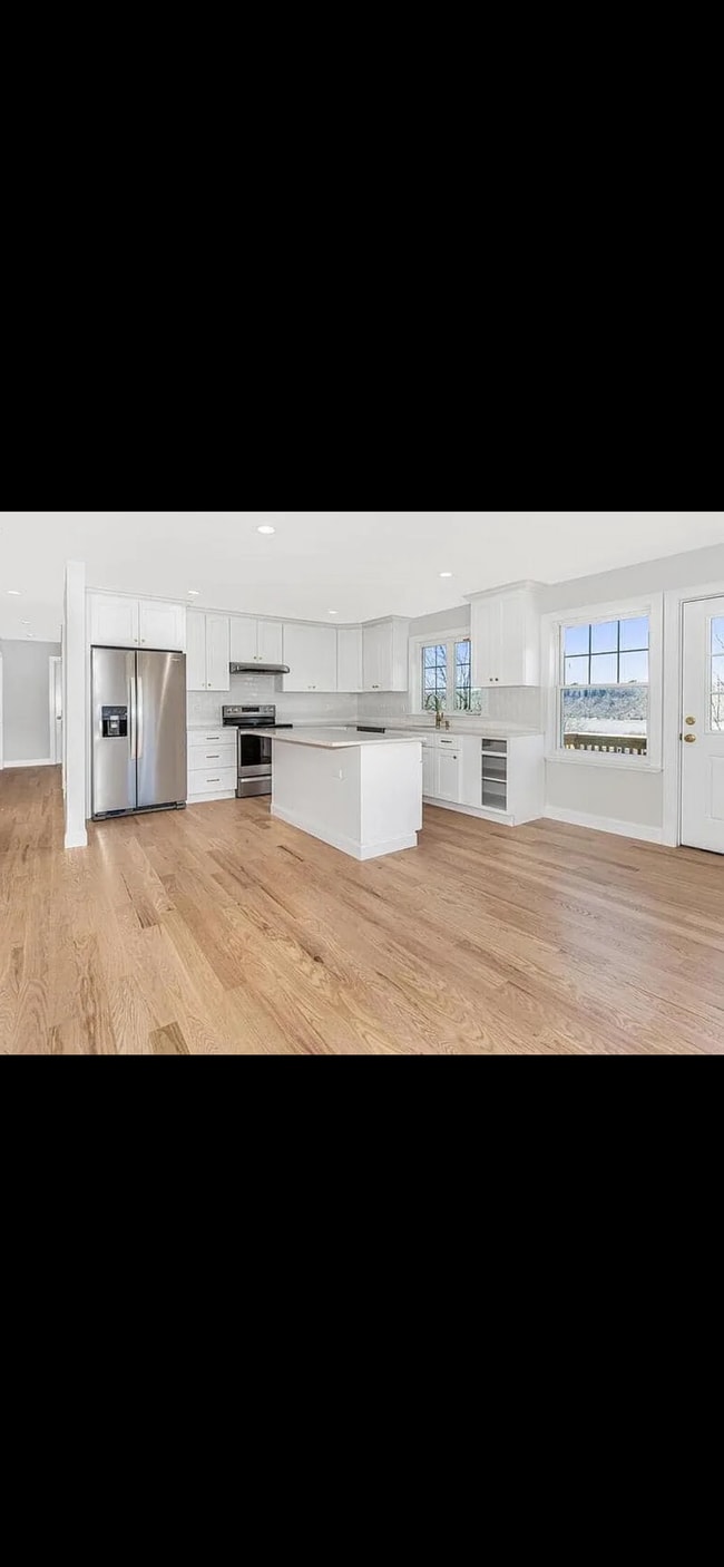 Building Photo - 47 Lincoln Ter Unit Large 3 Bedroom ALL UTILITIES INC.