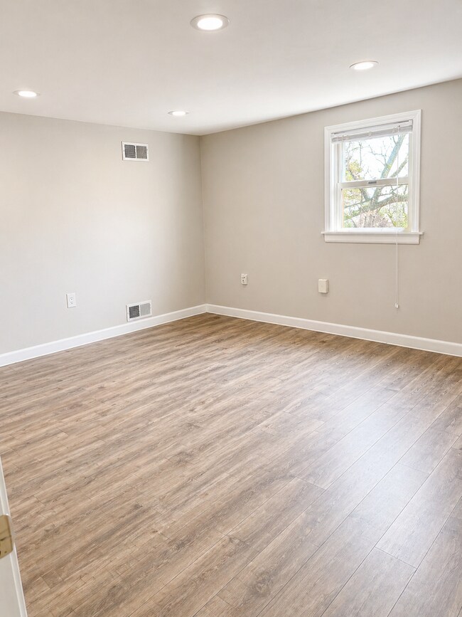 Photo - *** Amazing Apartment in Mt. Washington * Pet Friendly * Duplex style * Available Now * Spacious ... Unit 170