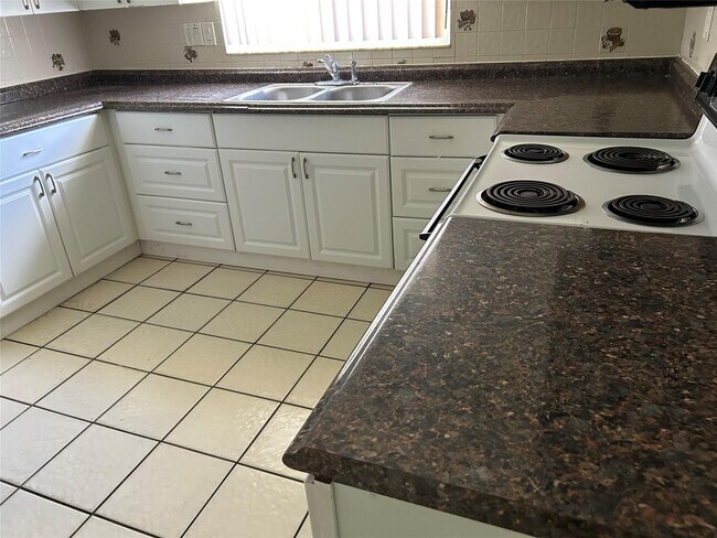 Photo - 701 W Evanston Cir