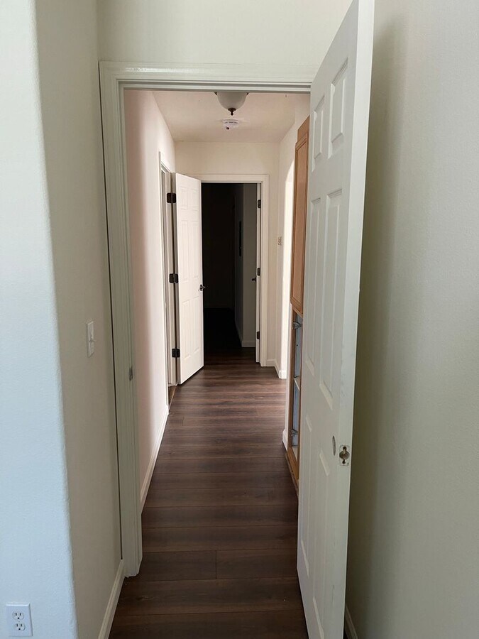 2Bedroom, 1Bathroom Corner 1st Floor Apa... House House Rental in