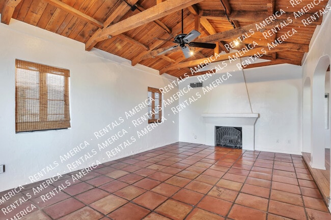Photo - 2516 E 4th St