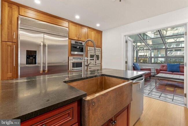 Building Photo - 7 N Christopher Columbus Blvd Unit 104 Rental
