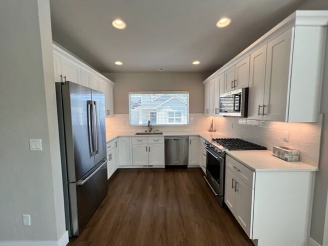 Photo - Stylish 3 Bedroom Duplex with Scenic Views and Modern Amenities: Your Perfect Redmond Retreat