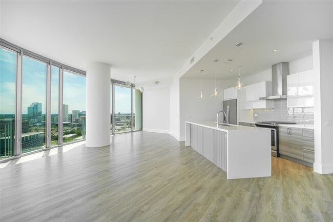 Building Photo - 3333 Lake St Rental