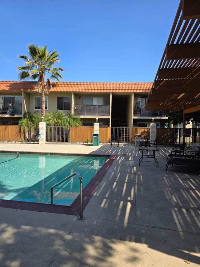 Renovated downstairs 2 bedroom 1 bath cond... - Renovated downstairs 2 bedroom 1 bath cond... Condo Unit 107