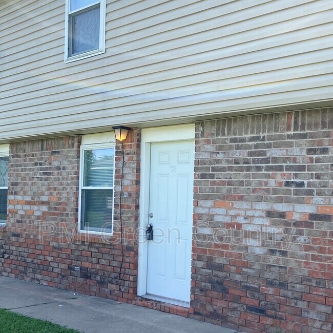 318 E Redwood St Townhome For Rent in Coweta, OK