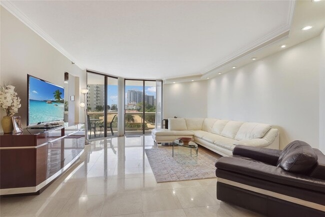 Photo - 20191 E Country Club Dr Unidad 510