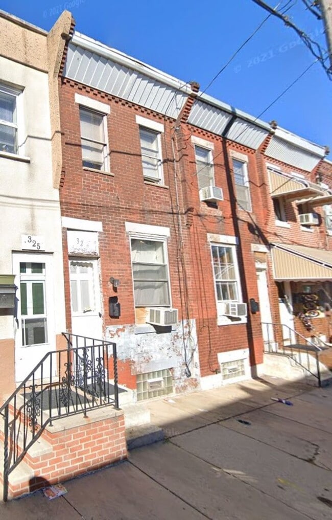 Building Photo - 2 bedrooms 1 bathroom House available now