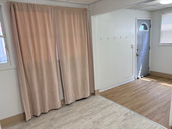 Den - Unger Apartments - 5-10 Minute Walk to UofM!