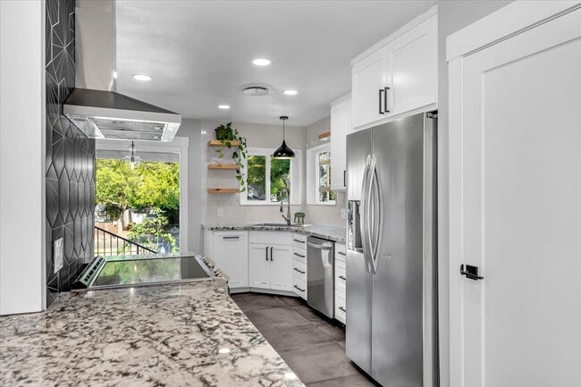 Tanta LUZ... - 1132 Walnut Ave