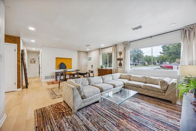 Photo - 6809 Meadow Cir