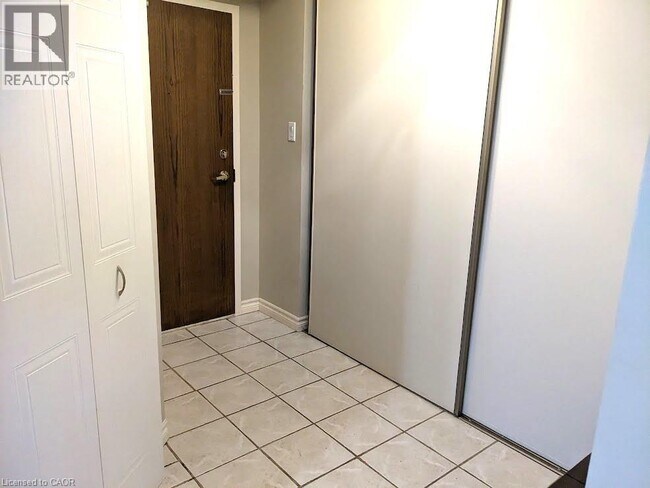 Photo - 3227 King St E Unité 610